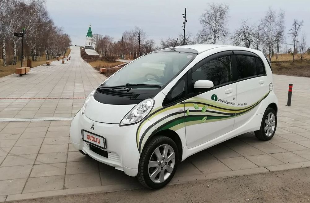 Mitsubishi i-Miev так и не стал бестселлером. В России он одно время продавался официально по цене от 999 тысяч рублей — чуть ли не вдвое дороже, чем аналогичный бензиновый автомобиль