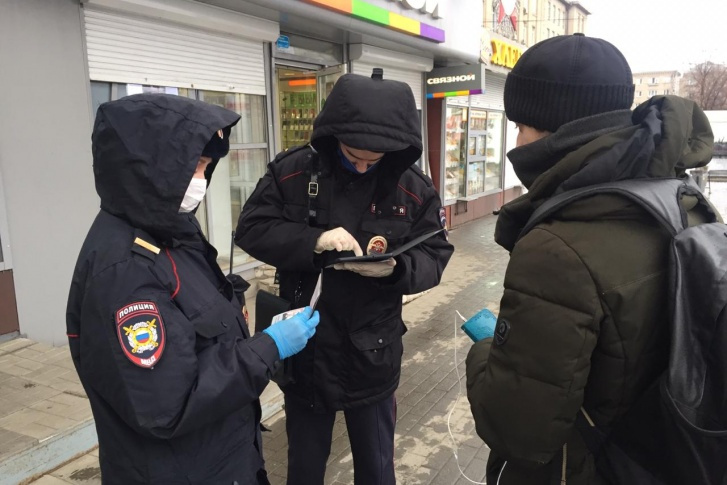 Пока протоколы за нарушение режима самоизоляции выписывает только полиция. И в этом случае есть масса оговорок Пока протоколы за нарушение режима самоизоляции выписывает только полиция. И в этом случае есть масса оговорок