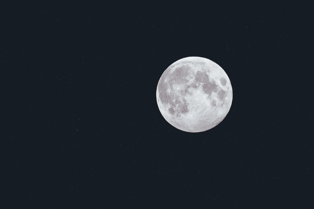 А это невероятно четкий кадр сделал тюменский фотограф Евгений Шульц. Рассматривать лунные кратеры можно бесконечно, не так ли? 