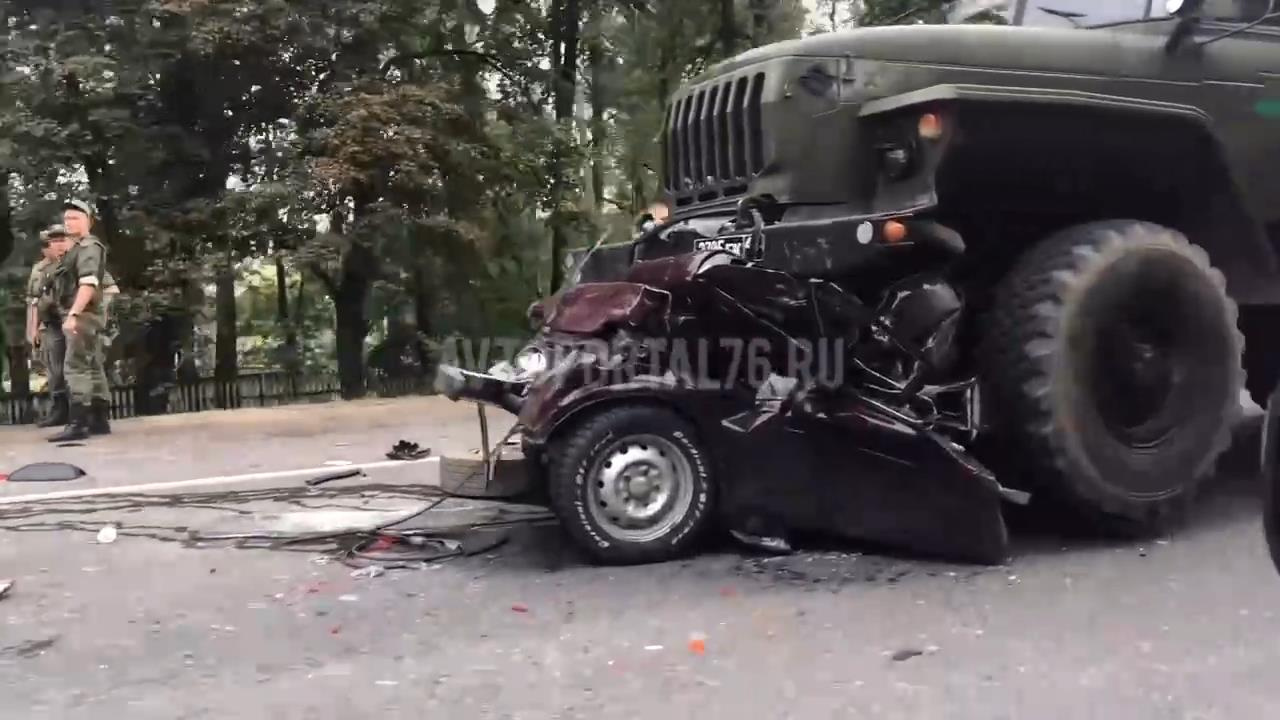 Военные грузовики раздавили вклинившиеся в колонну «Ниву» и «ГАЗель» под Ярославлем
