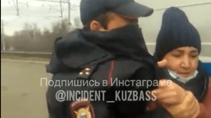 В Кузбассе полицейские жестко скрутили женщину. Она стояла на остановке без маски