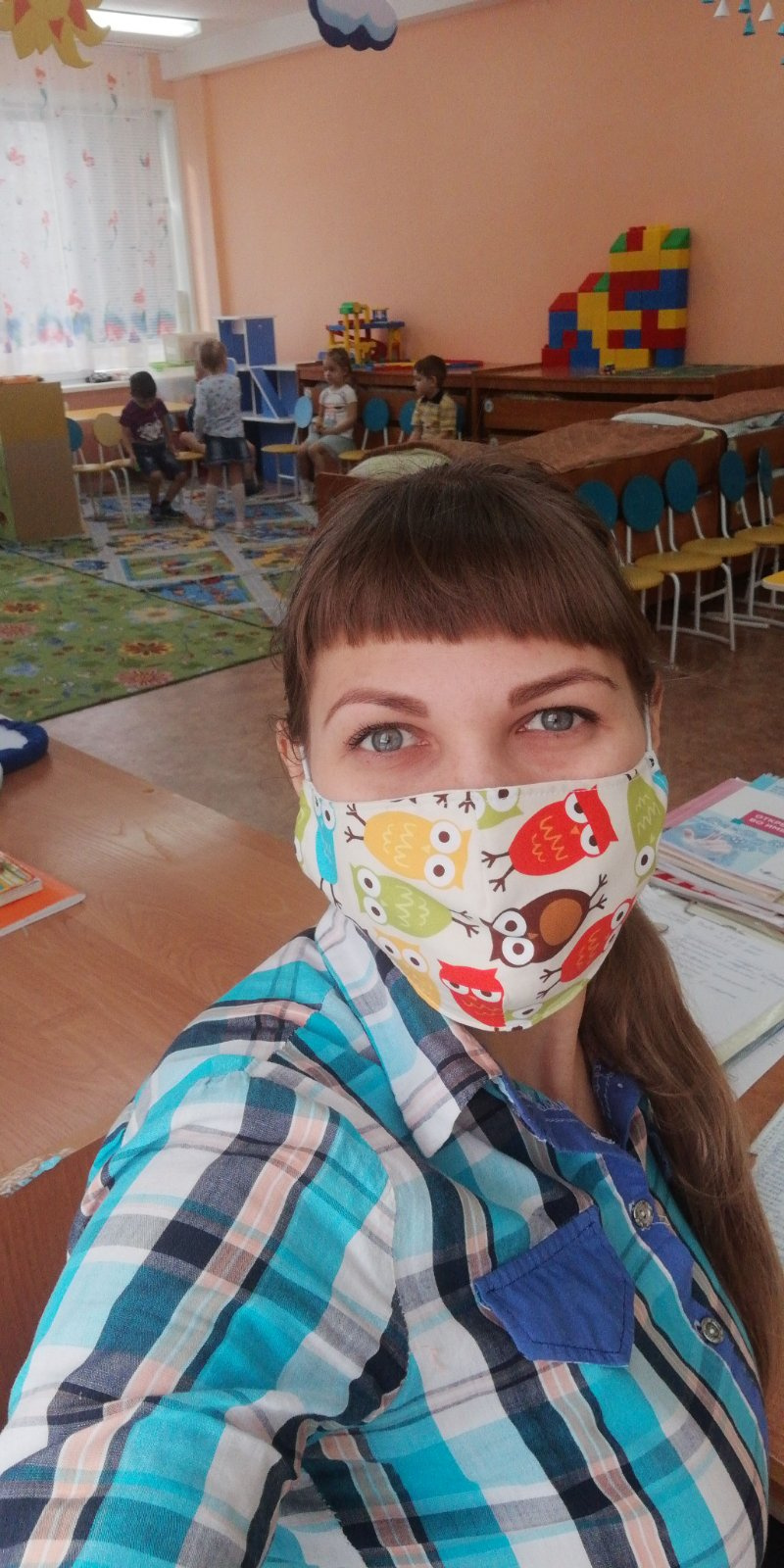 В детском саду № 137 строго соблюдают масочный режим. Причём сотрудники отдали предпочтение красочным тканевым маскам. Воспитатель Татьяна Лихацкая выбрала рисунок с пёстрыми совами<br> В детском саду № 137 строго соблюдают масочный режим. Причём сотрудники отдали предпочтение красочным тканевым маскам. Воспитатель Татьяна Лихацкая выбрала рисунок с пёстрыми совами<br>