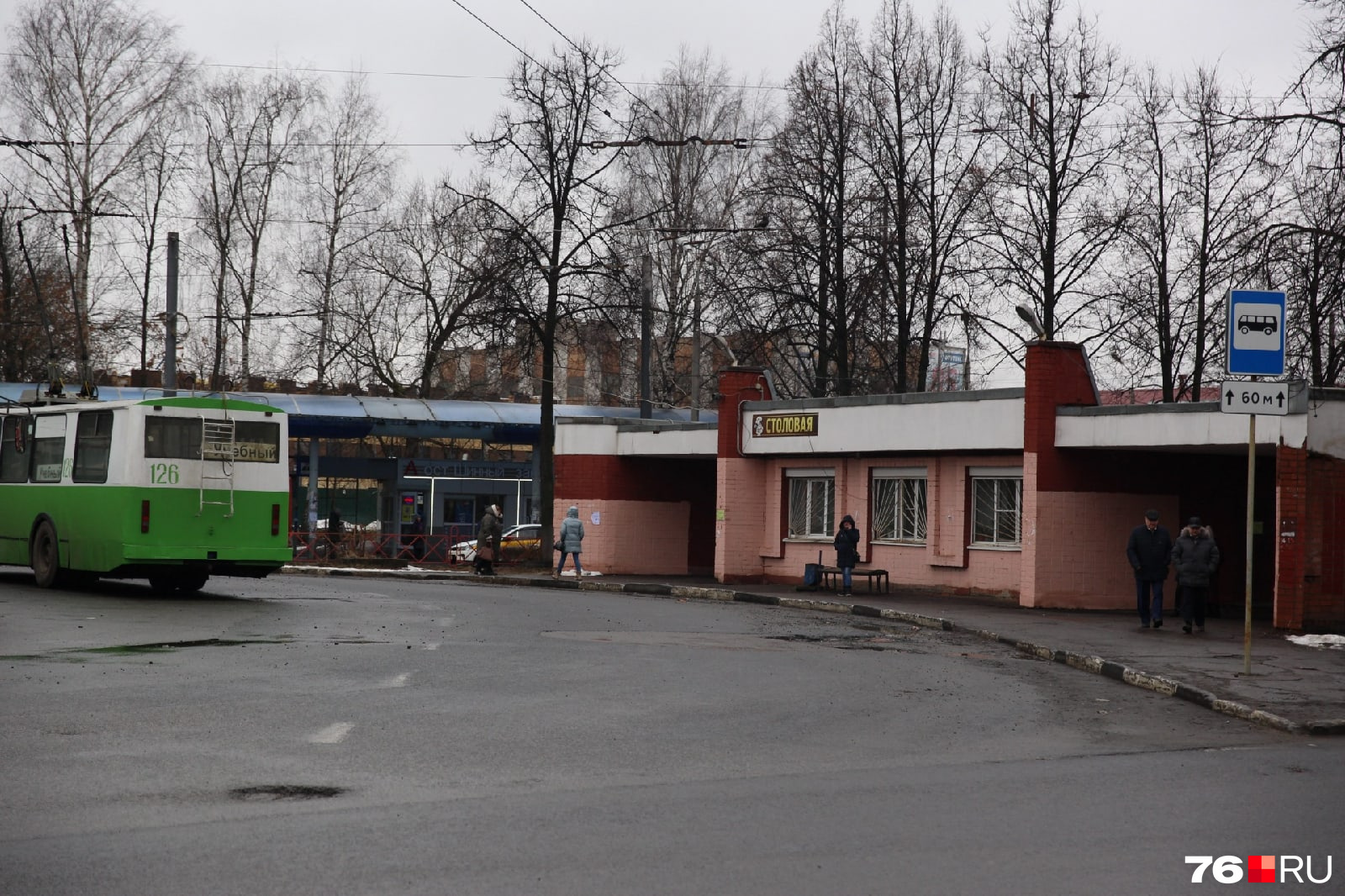Сейчас на площади расположены конечные остановки троллейбусов и автобусов, следующих до Шинного завода 