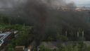 Поднялся столб дыма: в Октябрьском районе загорелось бесхозное здание