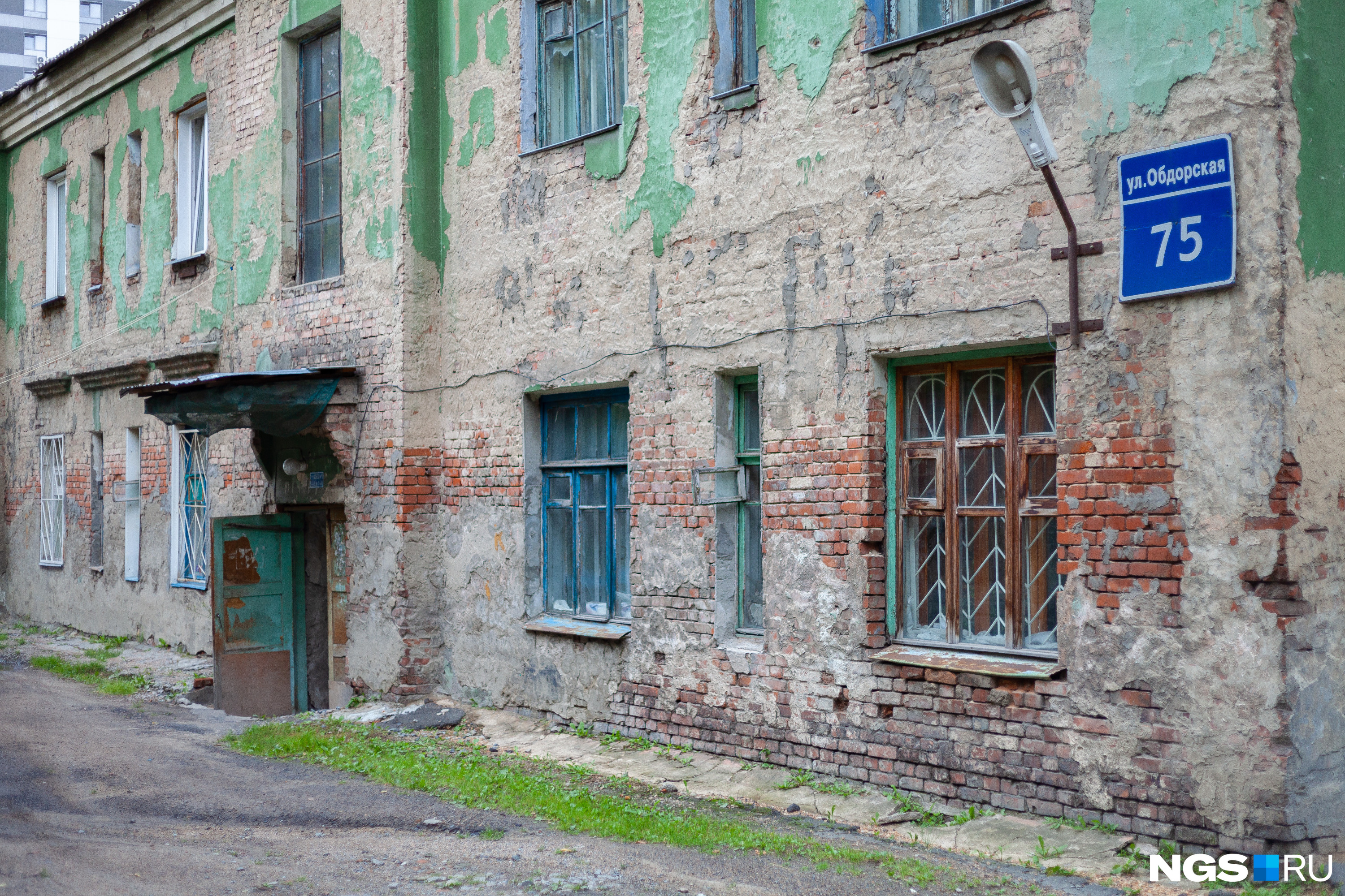 Снять барак. Барак дом Новосибирск. Нарымская Новосибирск улица бараки. Сергиев Посад бараки. Старый Барак.