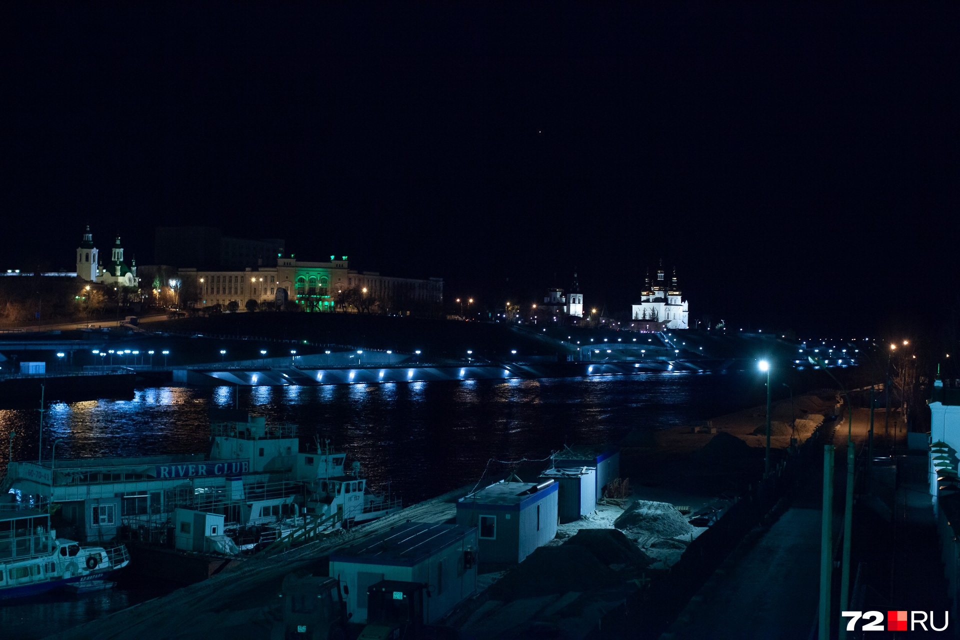 Ночью в городе было пустынно, что особенно непривычно для такого праздника Ночью в городе было пустынно, что особенно непривычно для такого праздника