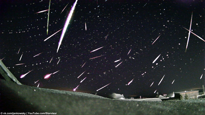 «Так детально отснять раньше не удавалось»: уральский фотограф запечатлел метеоры с ярким зеленым следом