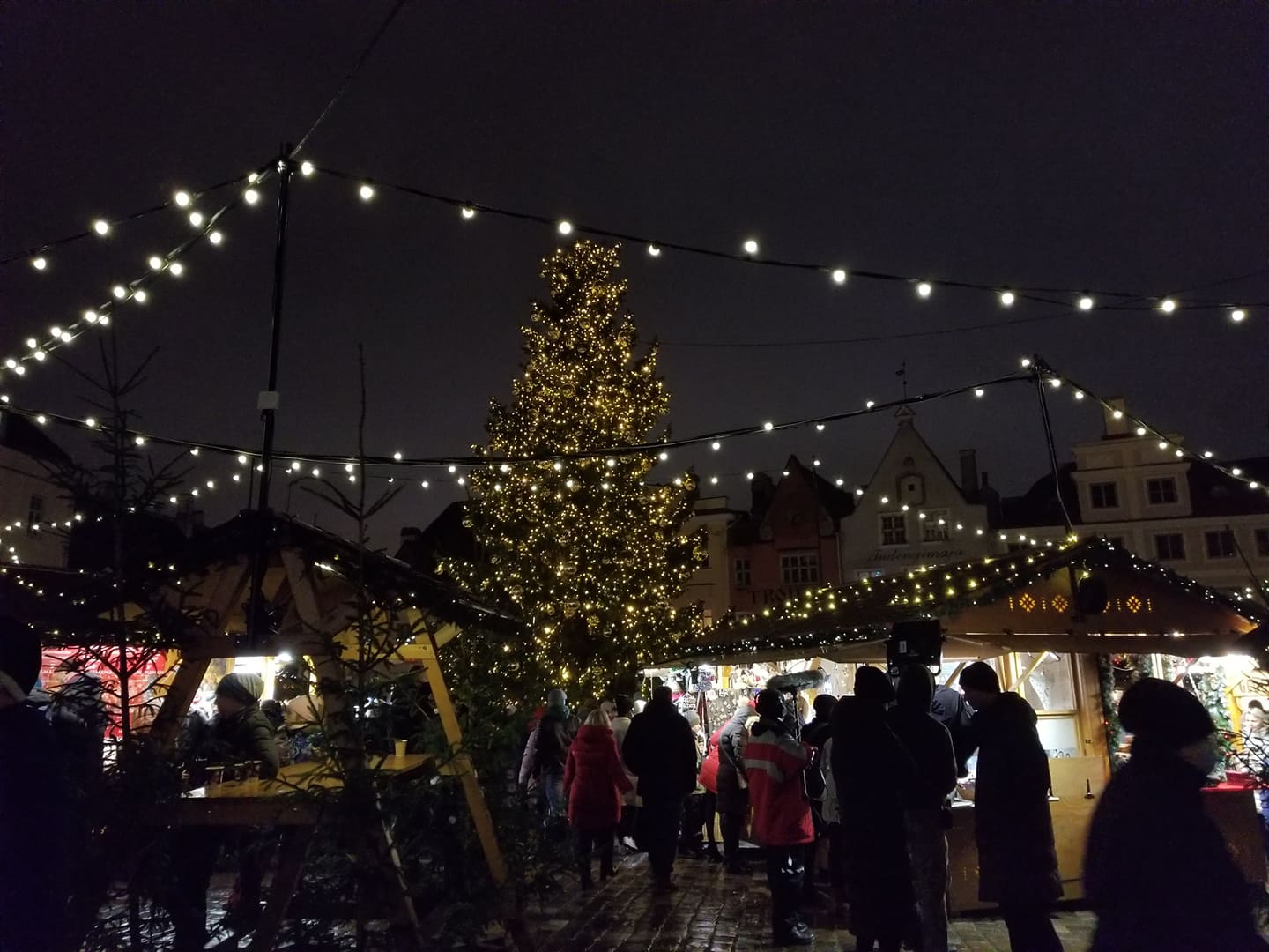 Таллиннская рождественская ярмарка несколько раз становилась лучшей в Европе (в том числе и в 2019 году). Вероятно, поэтому совсем ее отменять не стали