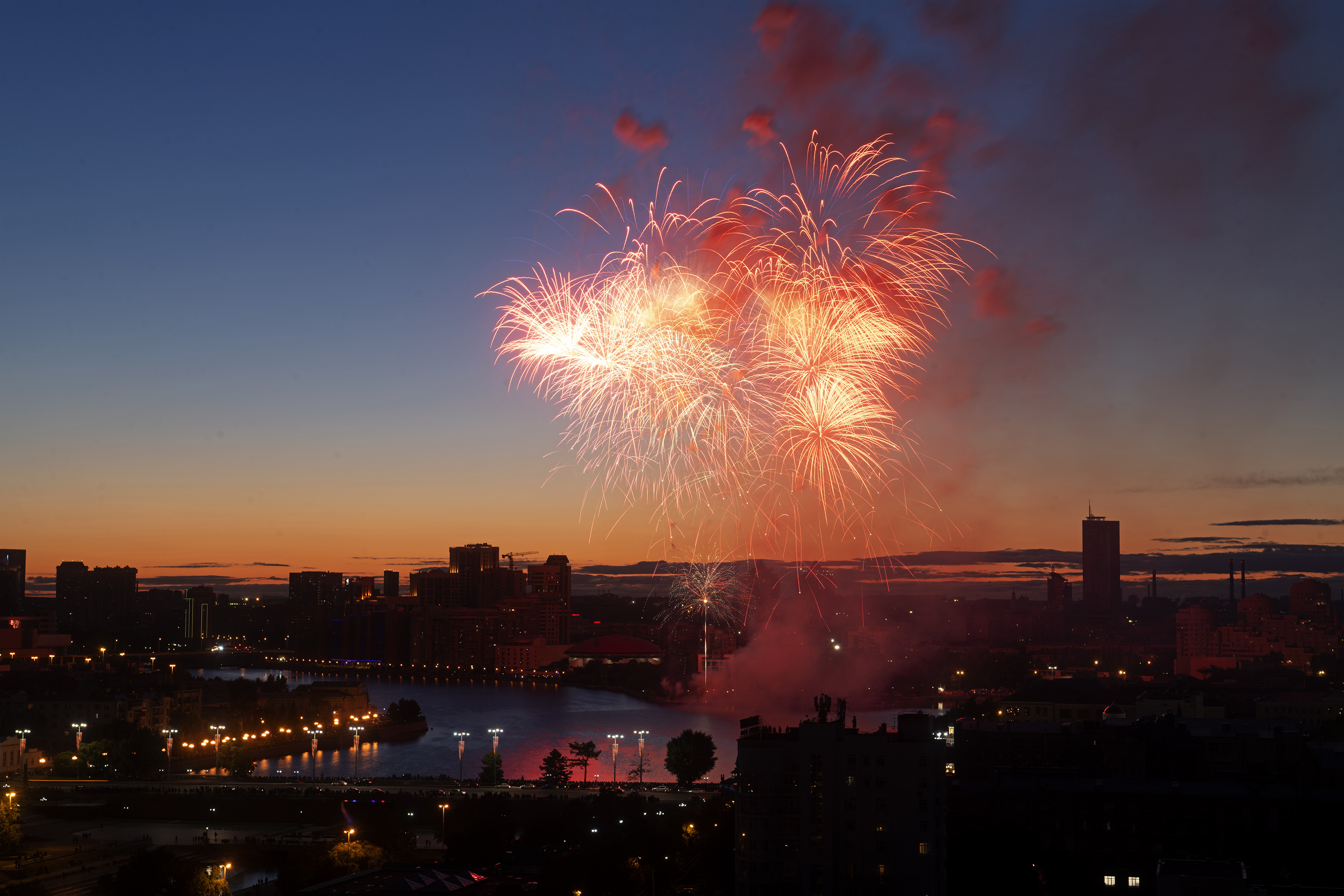 Покажи салют. Салют Победы Екатеринбург 2020. Салют 9 мая город Екатеринбург. Салют в городе Урал Екатеринбург. Салют в Екатеринбурге на 9 мая 2020.