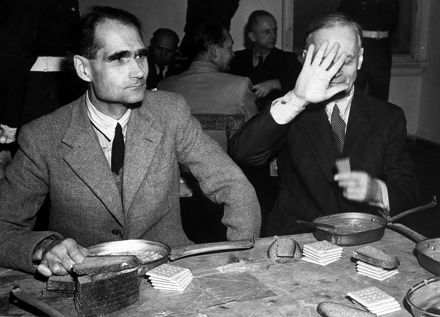 Личный секретарь, заместитель Адольфа Гитлера по нацистской партии Рудольф Гесс и министр иностранных дел Германии Иоахим фон Риббентроп (слева направо) во время обеденного перерыва на Нюрнбергском процессе 20 ноября 1945 года