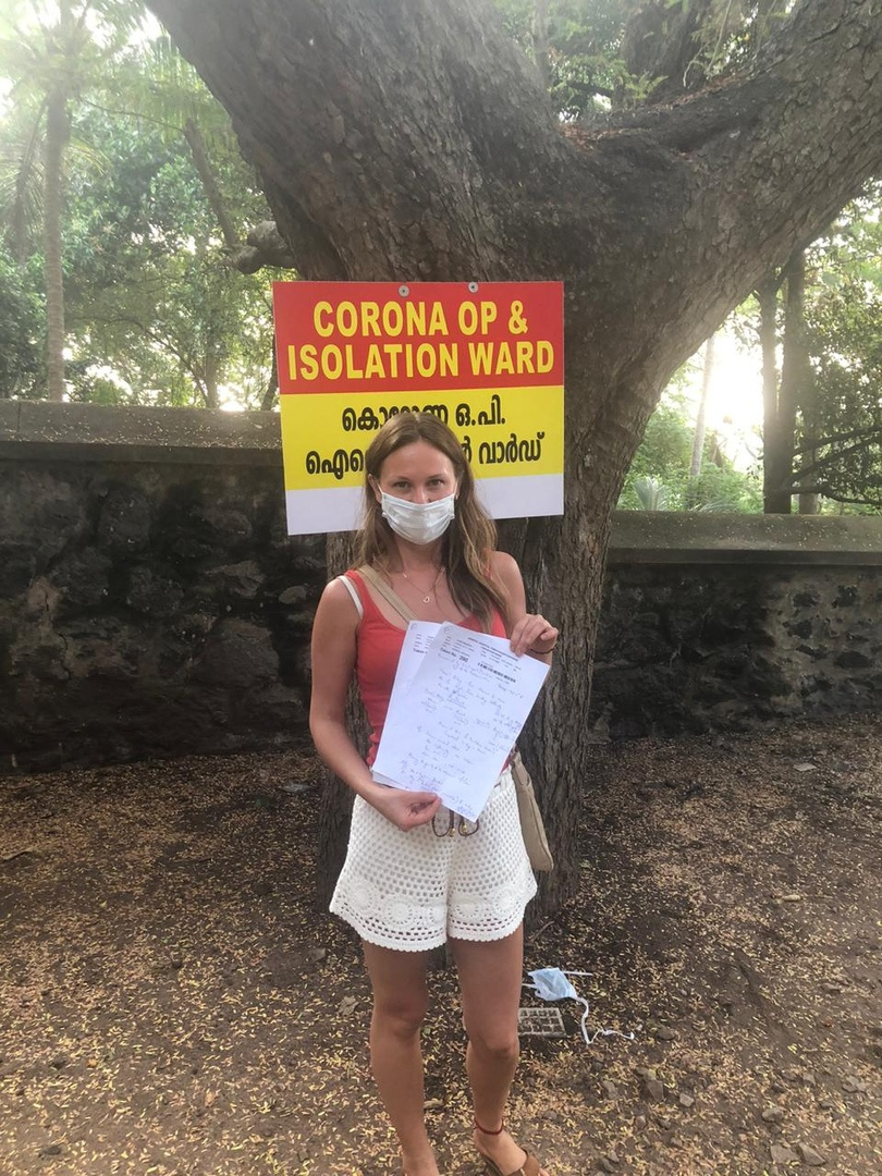 Здесь Елена держит в руках документы от индийских медиков о том, что у нее нет симптомов коронавируса, и о том, что она проходила карантин в Индии на территории отеля и никуда не выезжала с 10 марта по 23 апреля