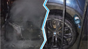 В Новосибирске ночью во дворе сгорел BMW X6 — очевидцы нашли у него под колесом бутылку с бензином