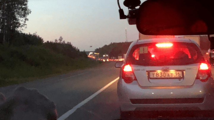 Екатеринбуржцы возвращаются домой: на Пермском тракте сразу две многокилометровые пробки