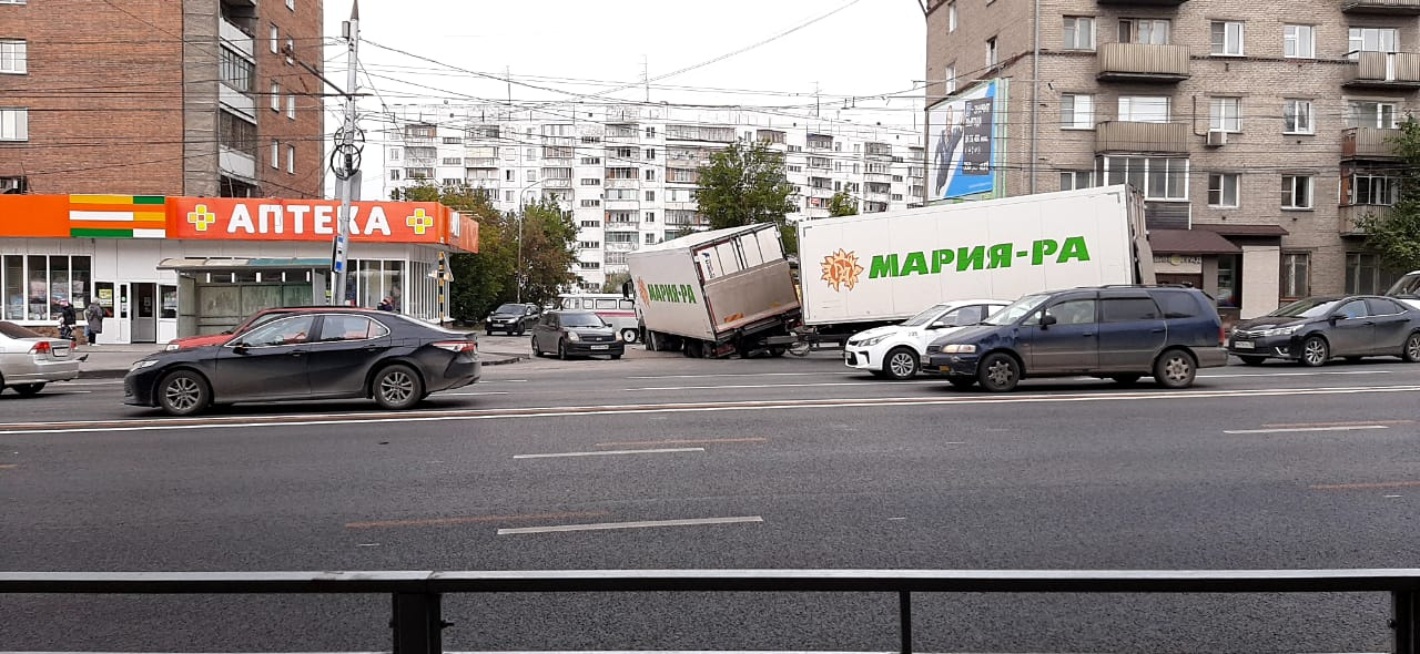 По словам нашего читателя, к месту обвала асфальта прибыли сотрудники МЧС По словам нашего читателя, к месту обвала асфальта прибыли сотрудники МЧС