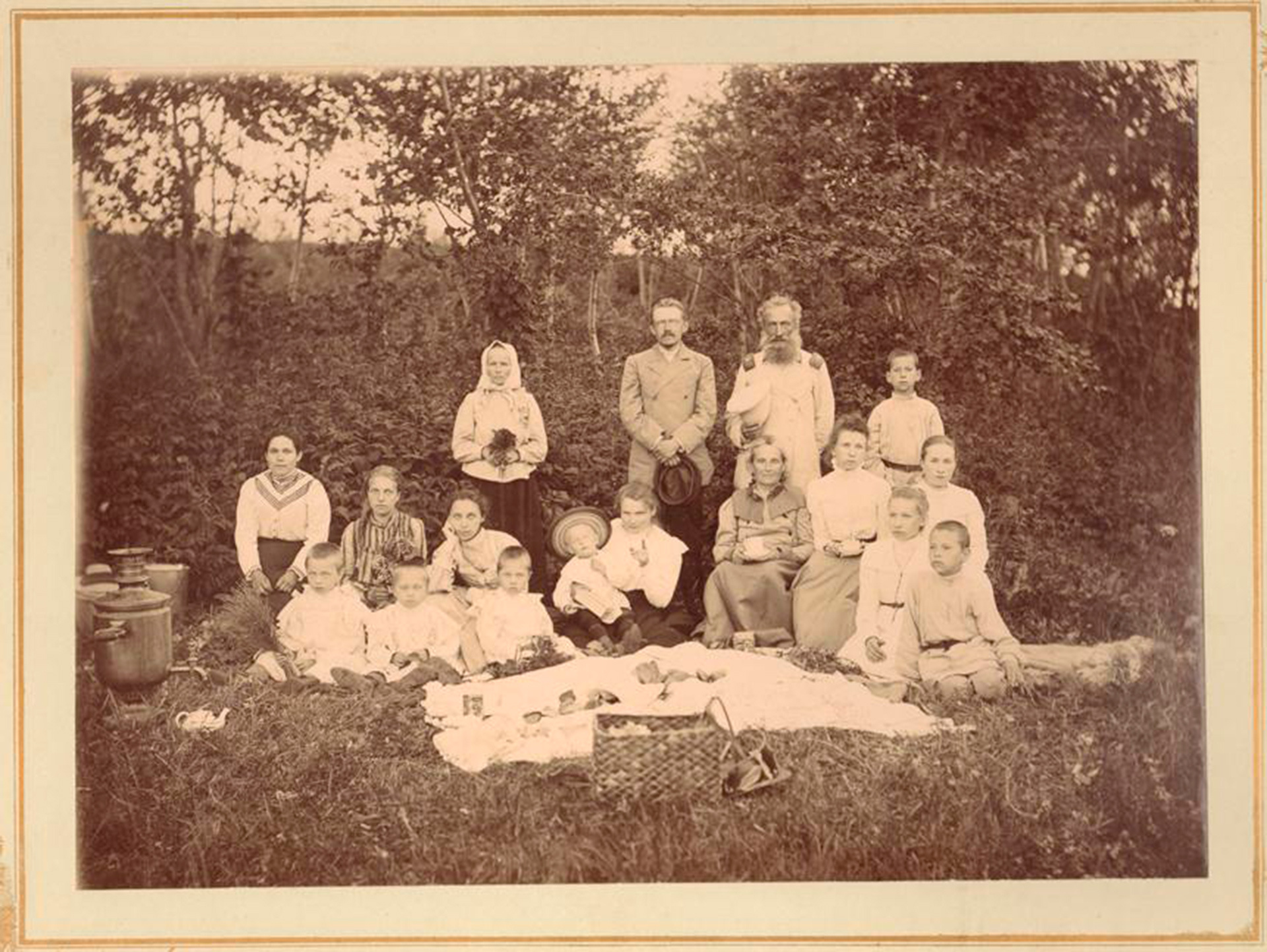 Фото из архива, найденного в доме № 22, А. К. Носков стоит слева, в очках
