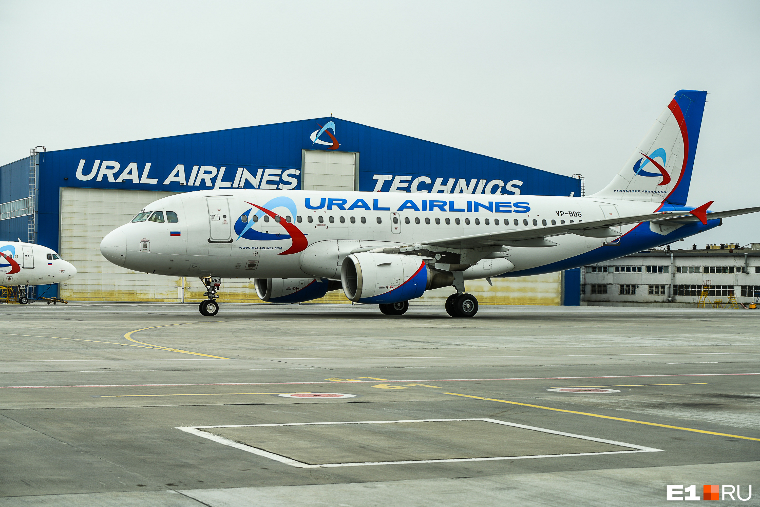 «Уральские авиалинии» обвинили в навязывании страховки, питания и медицинской помощи на борту
