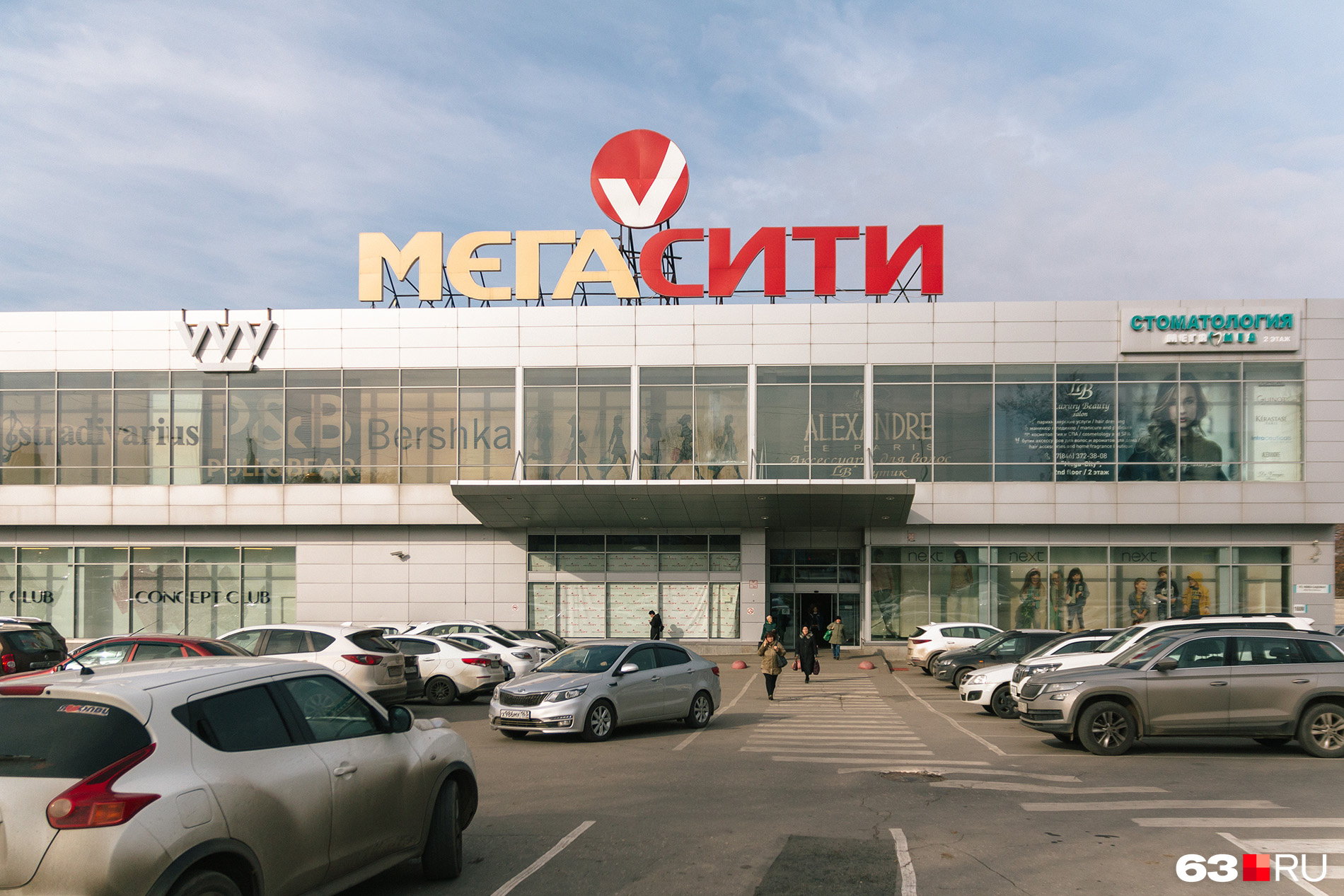 Торговый центр находится на улице Ново-Садовой — напротив корпуса Самарского университета