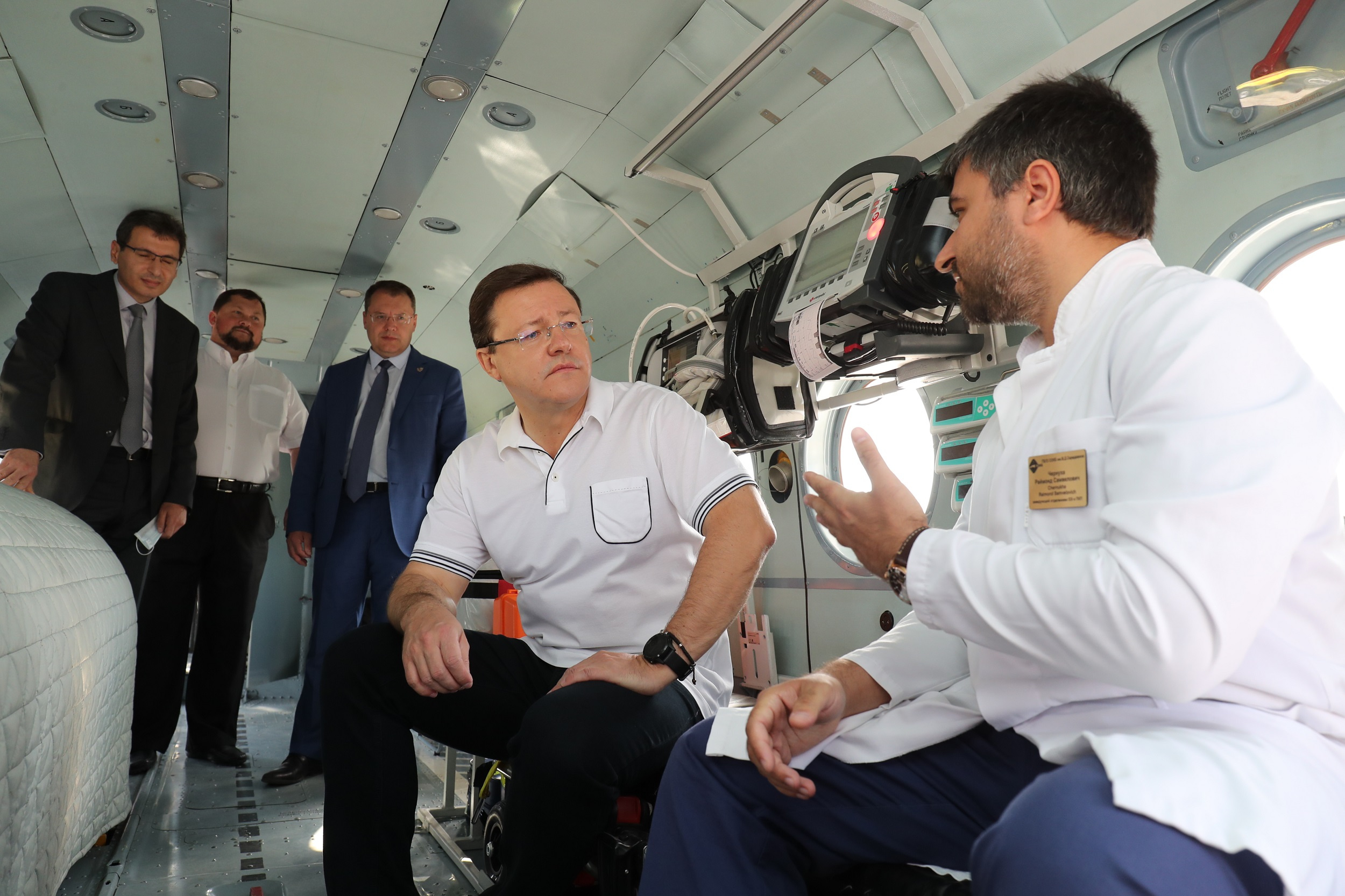 Медики рассказал главе региона об особенностях работы с пациентами на борту вертолета