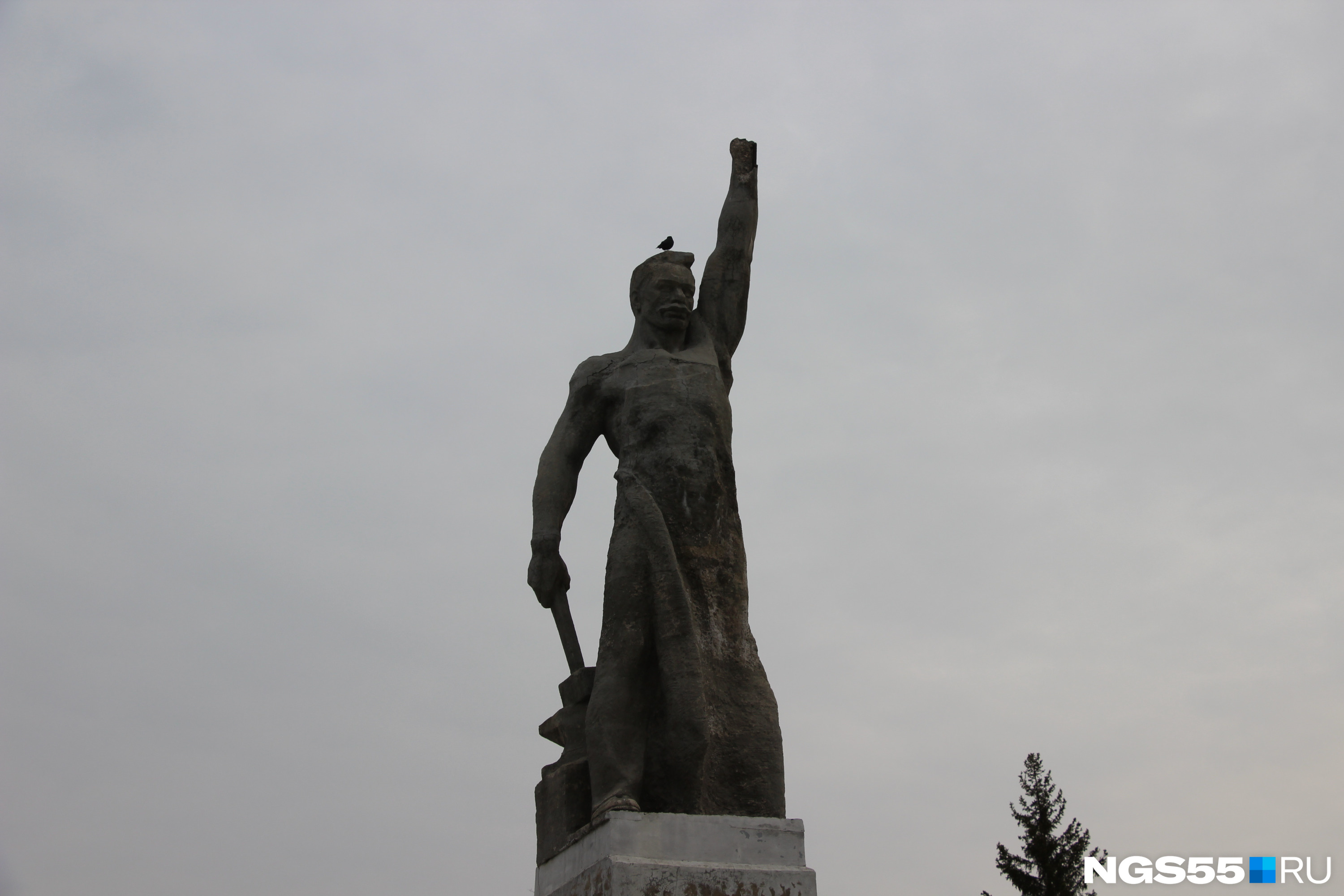 Согнутый конусов сорвала статуя. Памятники в Тюкалинске. Памятник в Тюкалинске в колледже. Памятник возле пляжа в Тюкалинске.