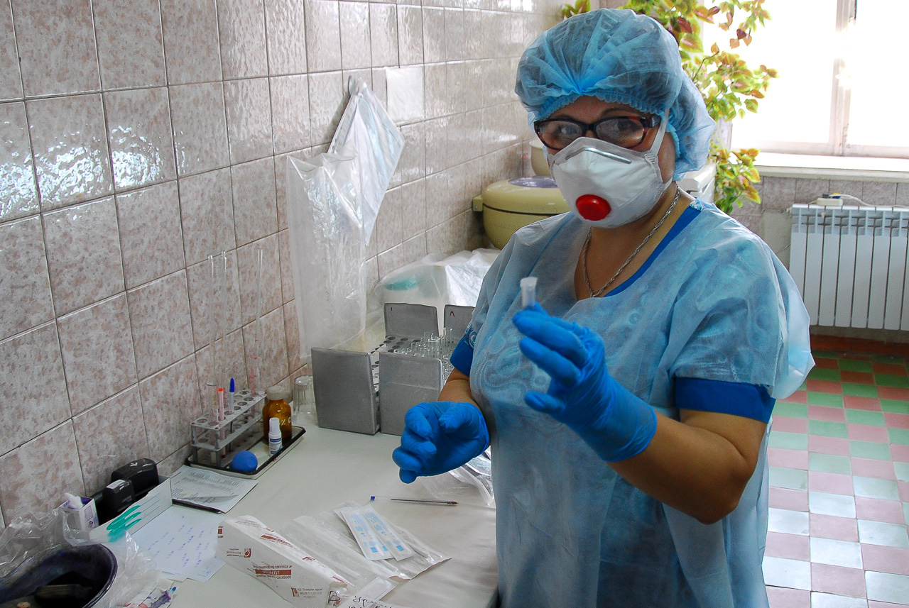 Проба на коронавирус безболезненна: медработник берёт ватной палочкой мазок из ротовой полости и носа и помещает в специальную пробирку, которую Света держит в руках