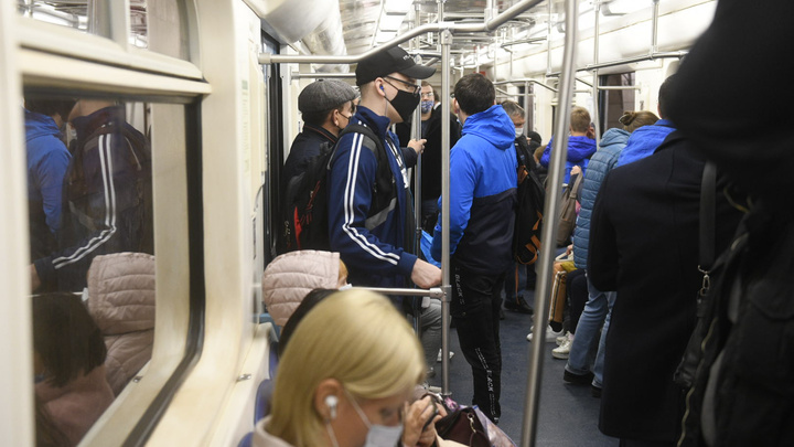 Из екатеринбургского метрополитена начали выгонять пассажиров без масок