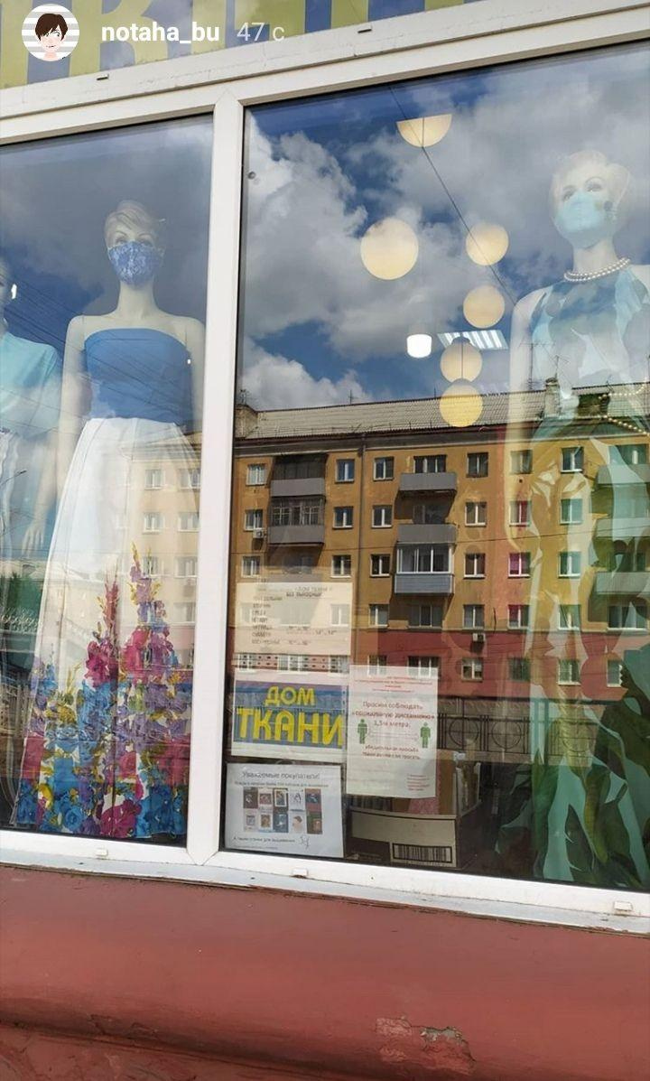 Примета времени. Даже манекены облачились в медицинские маски Примета времени. Даже манекены облачились в медицинские маски