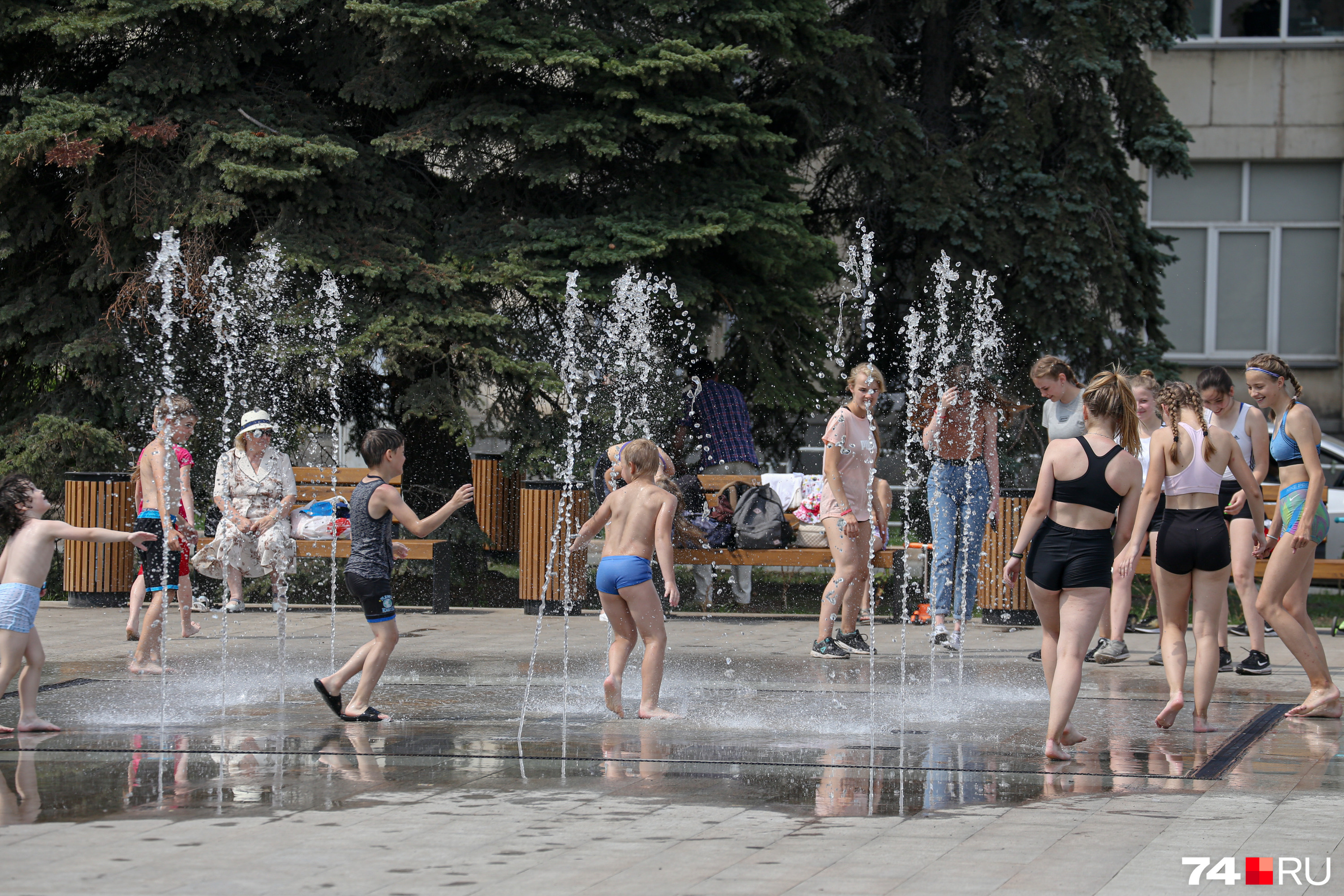 Народу тьма Народу тьма