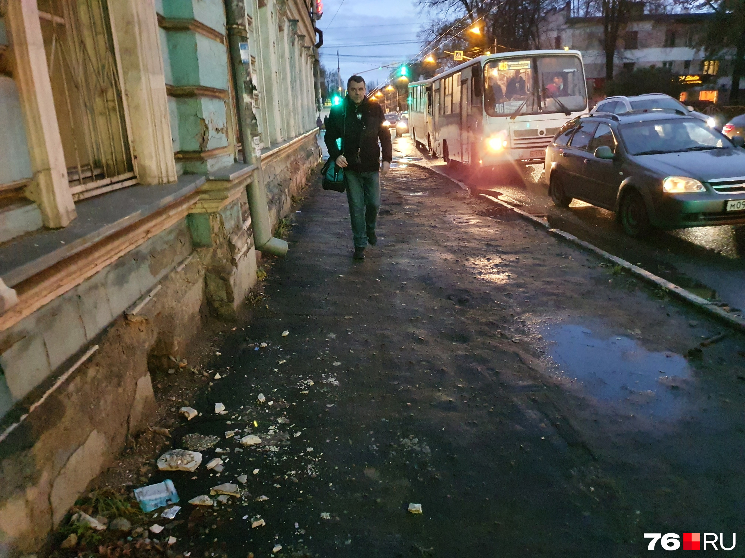 Осколки рухнули на пешеходную часть Осколки рухнули на пешеходную часть