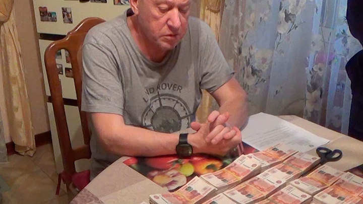 «Животные в доме есть?»: ФСБ показала видео обысков у Евгения Тефтелева (там много икон и денег)