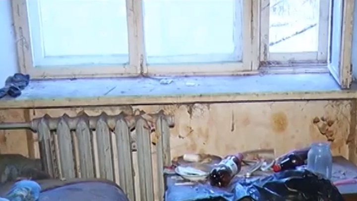 Администрация Дзержинска уверяет, что мать-одиночка сама не дала сделать ремонт в ее комнате