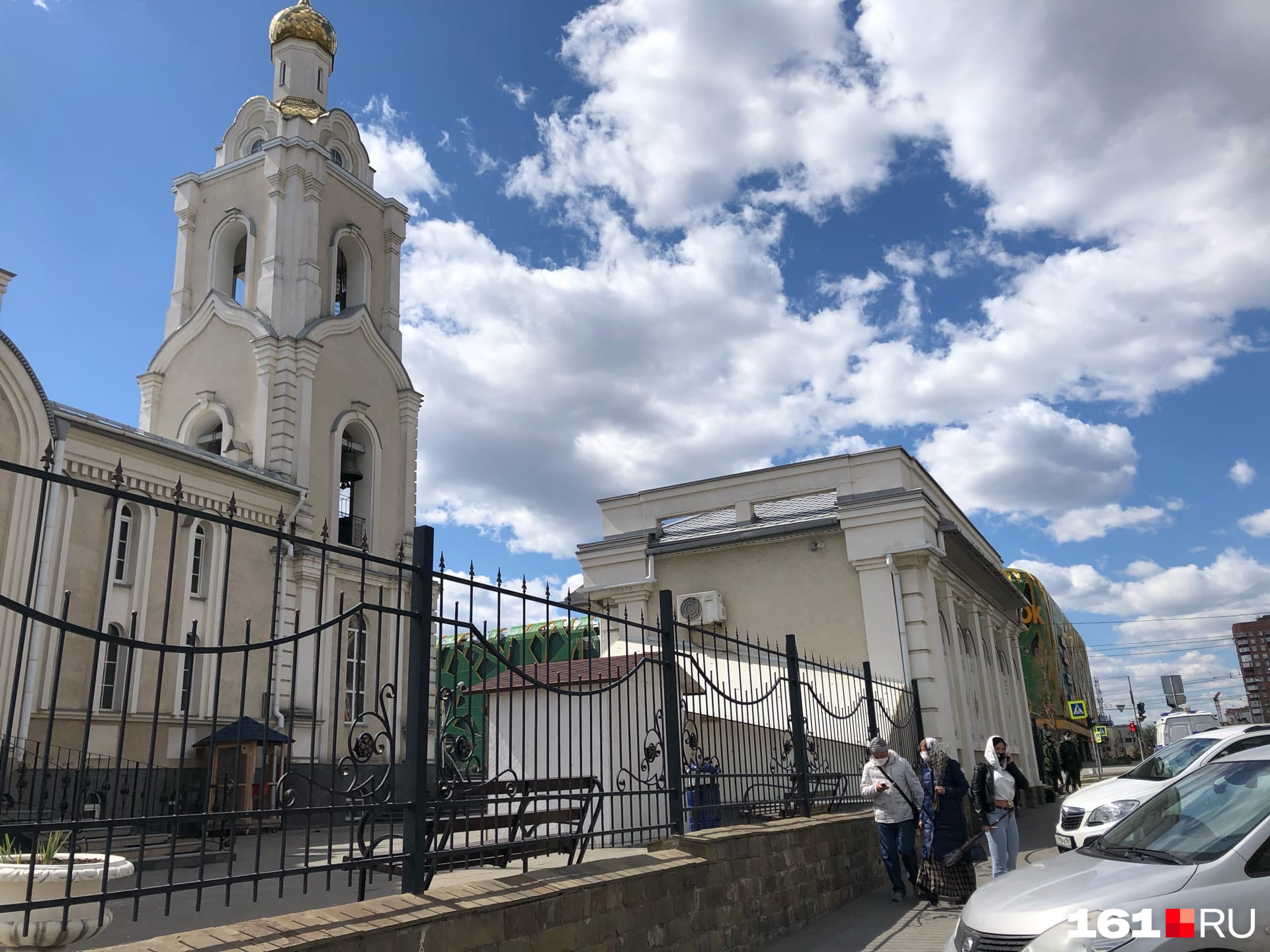 Тем временем рядом с церковью ездил автомобиль, из которого по громкоговорителю ростовчан убеждали вернуться домой Тем временем рядом с церковью ездил автомобиль, из которого по громкоговорителю ростовчан убеждали вернуться домой