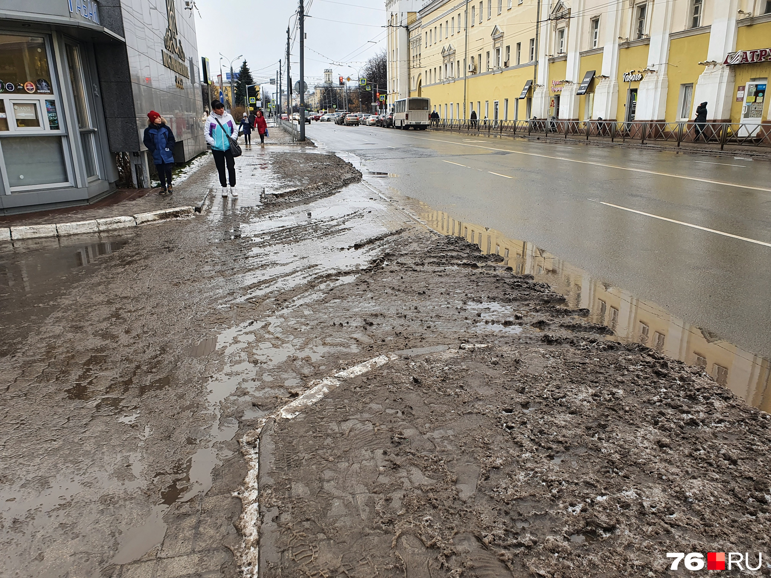 Вечная лужа. Текстура лужи на асфальте. Вечная лужа Смоленск. Главная, лужа Ярославль. Главная, лужа Ярославль храм.