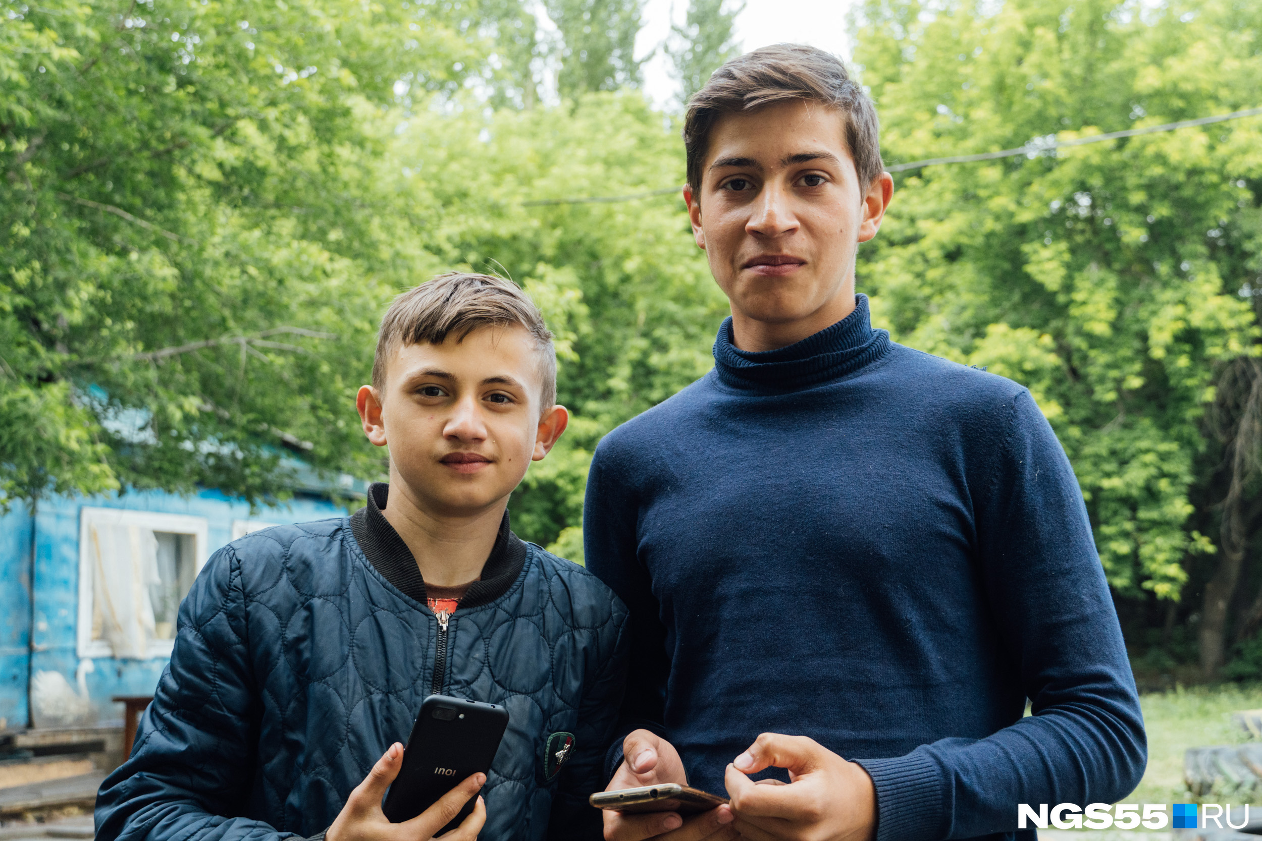 Парни показали нам дом, где жил барон Парни показали нам дом, где жил барон