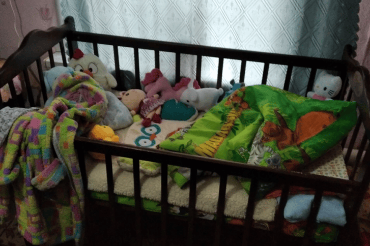 Кроватка малыша. После его смерти родители убрали из дома детские вещи, в том числе и кроватку Кроватка малыша. После его смерти родители убрали из дома детские вещи, в том числе и кроватку