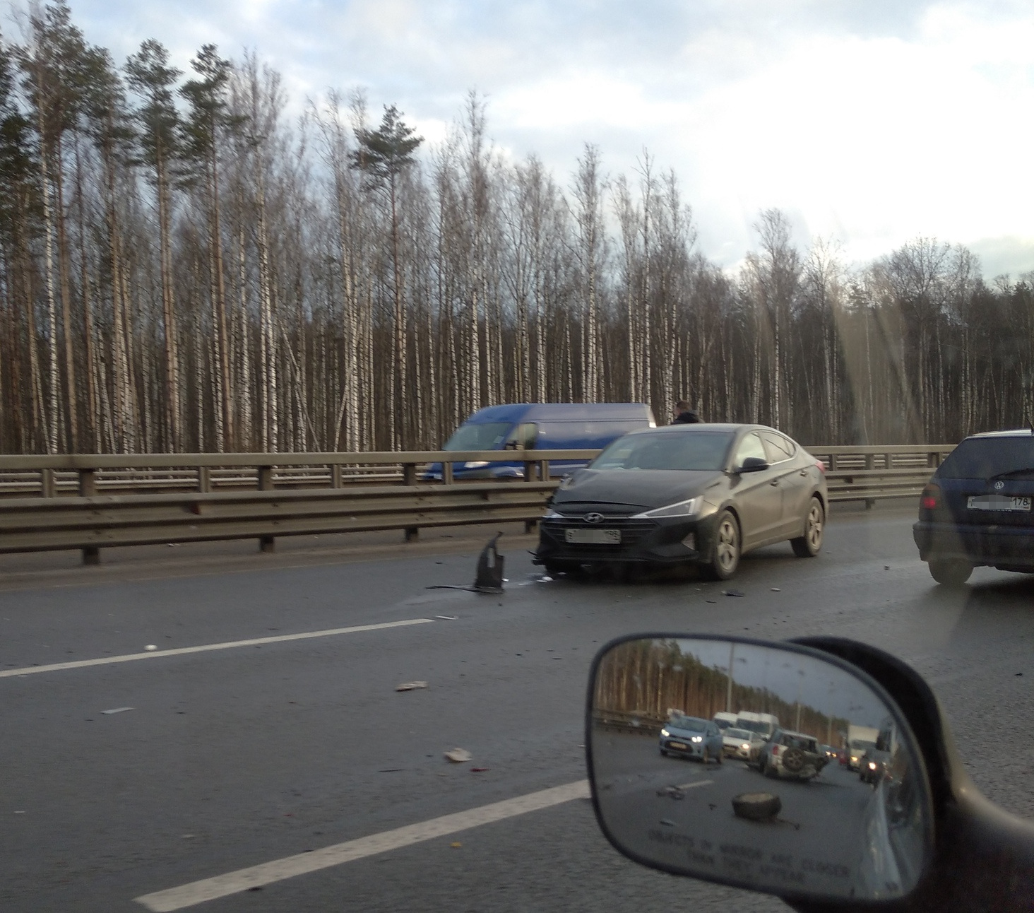 На КАД у «Тойоты» вырвало колесо. Сначала её подрезал один водитель, а  потом не заметил другой - 11 марта 2020 - ФОНТАНКА.ру