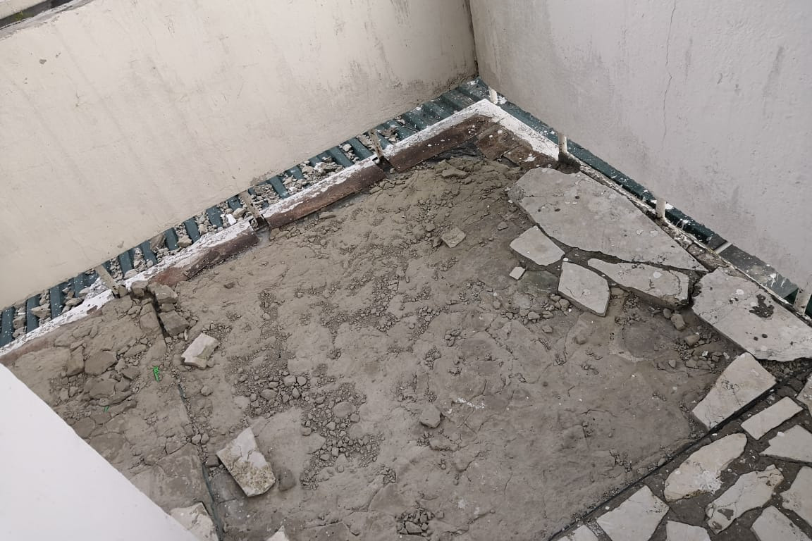 Разбитые полы на балконе санатория, только одна из многих проблем которые присутствуют в санатории