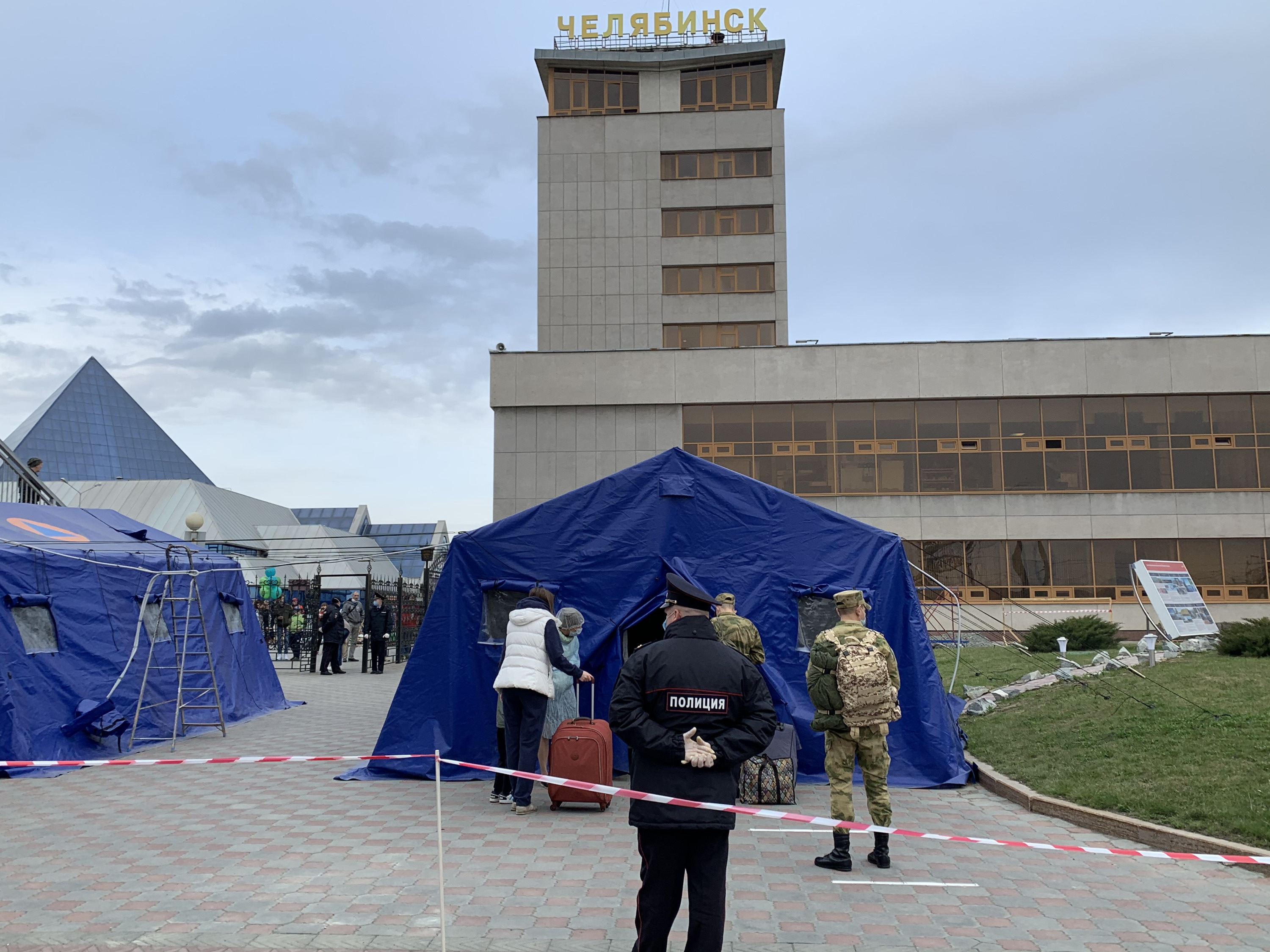 В них проверяют всех, кто приехал в Челябинск на поезде из Москвы и Санкт-Петербурга В них проверяют всех, кто приехал в Челябинск на поезде из Москвы и Санкт-Петербурга