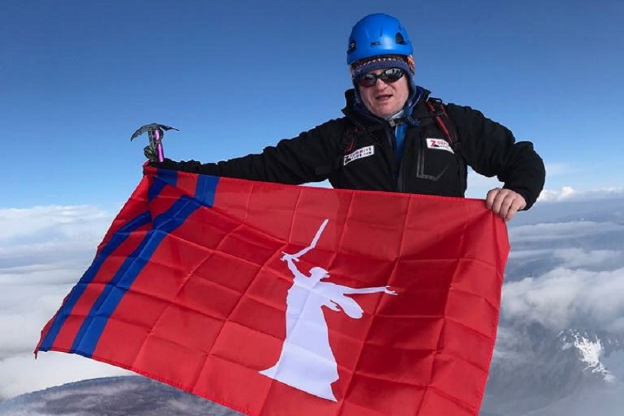 Олег Савченко покоряет мировые вершины и устанавливает на них флаги Волгоградской области