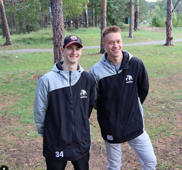 Максим Тарасов (слева) занимался в хоккейной школе «Трактор» с 2016 года, выступал за юношескую команду на первенстве России