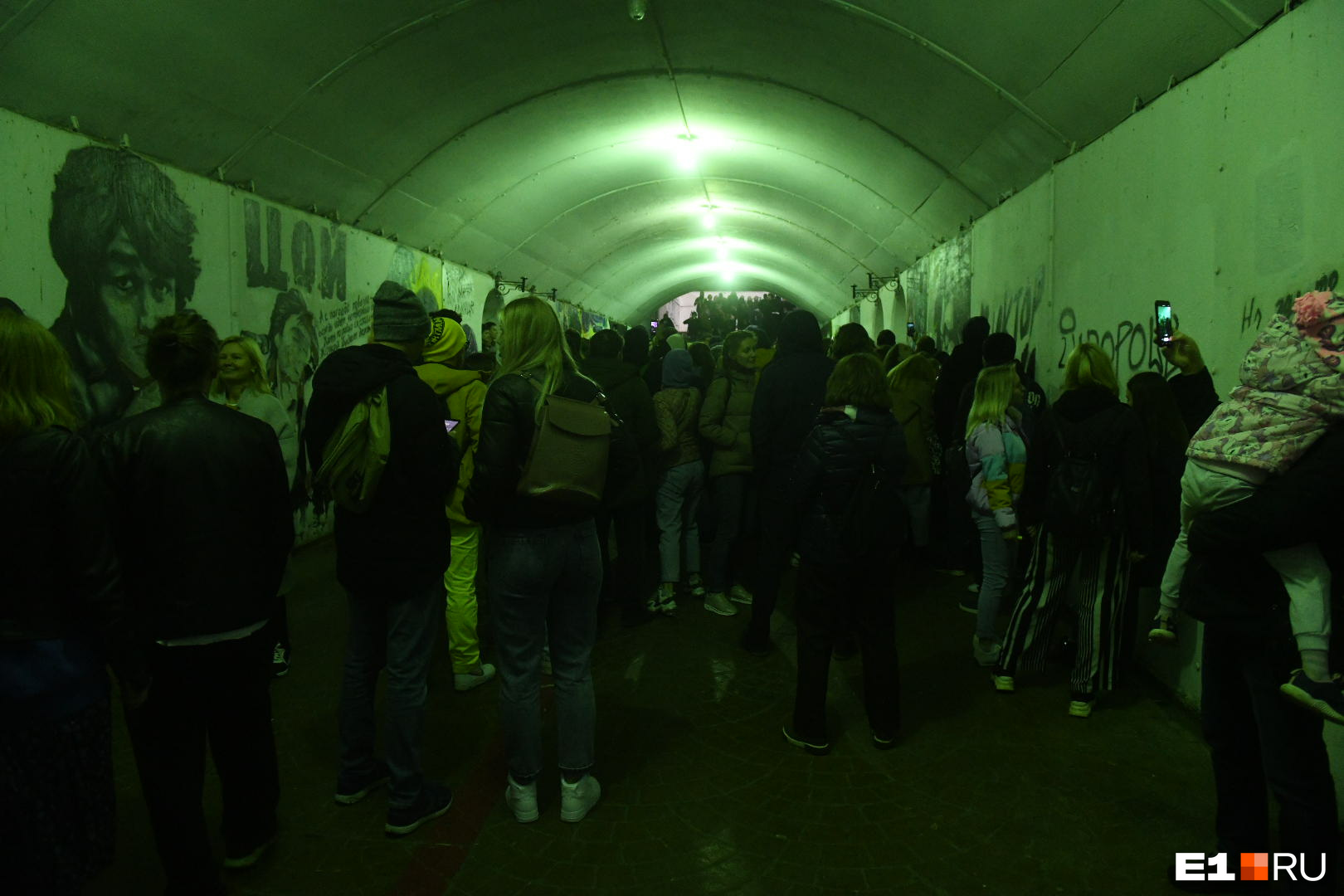 Толпа людей практически заблокировала движение в подземном переходе под Плотинкой