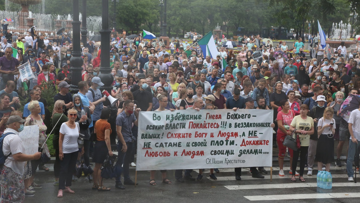 «Не боятся ни стихии, ни арестов»: репортаж екатеринбуржца о многотысячных протестах в Хабаровске