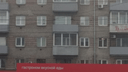 Пожилая женщина выпала с 4-го этажа дома на проспекте Красноярский Рабочий: приземлилась на козырек и осталась жива