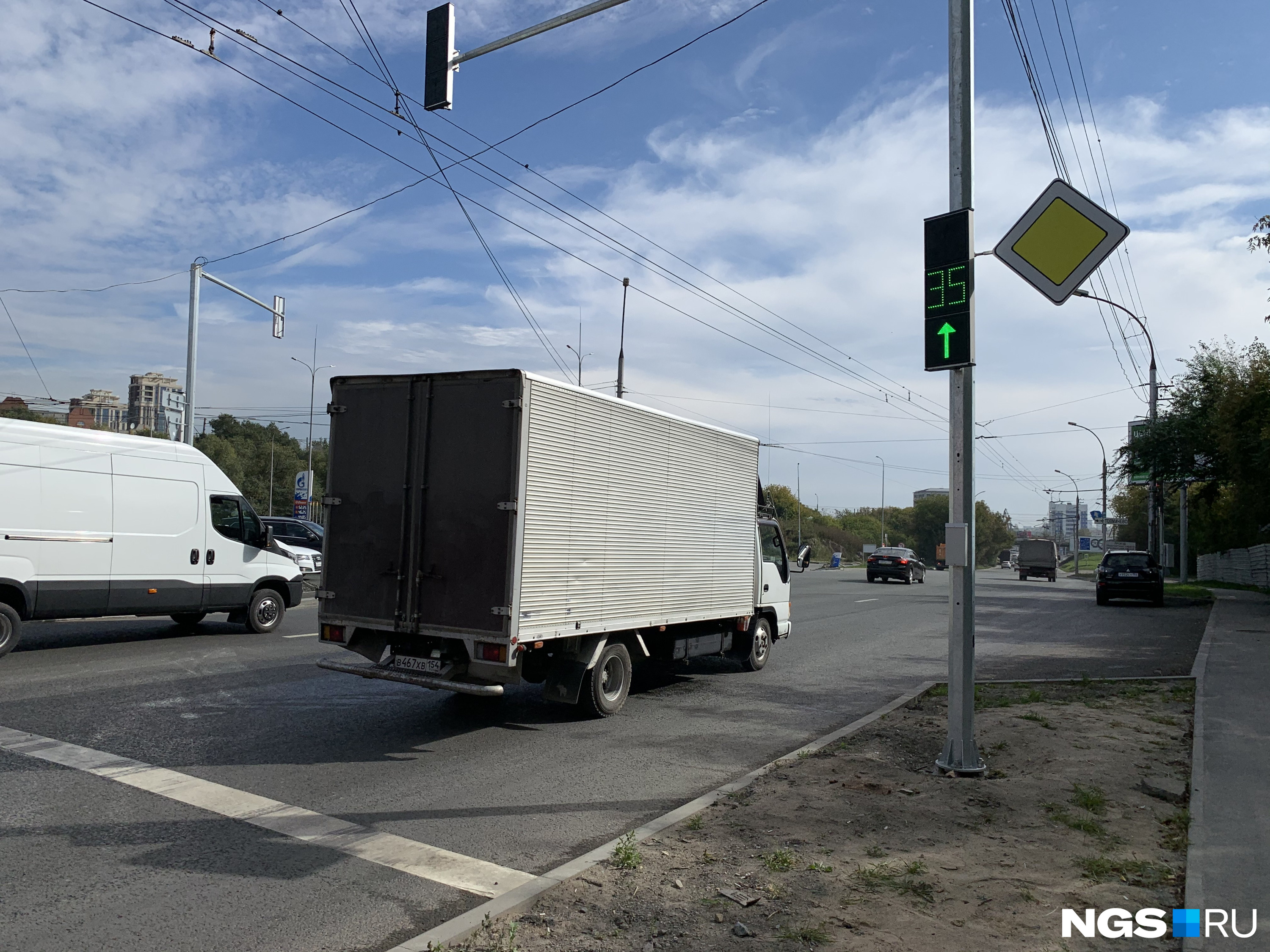 А это новый светофор на развязке с Димитровским мостом возле АЗС «Газпромнефть». Здесь он особенно был нужен — старый блеклый совсем выработал свой ресурс, его практически не было видно на солнце<br>