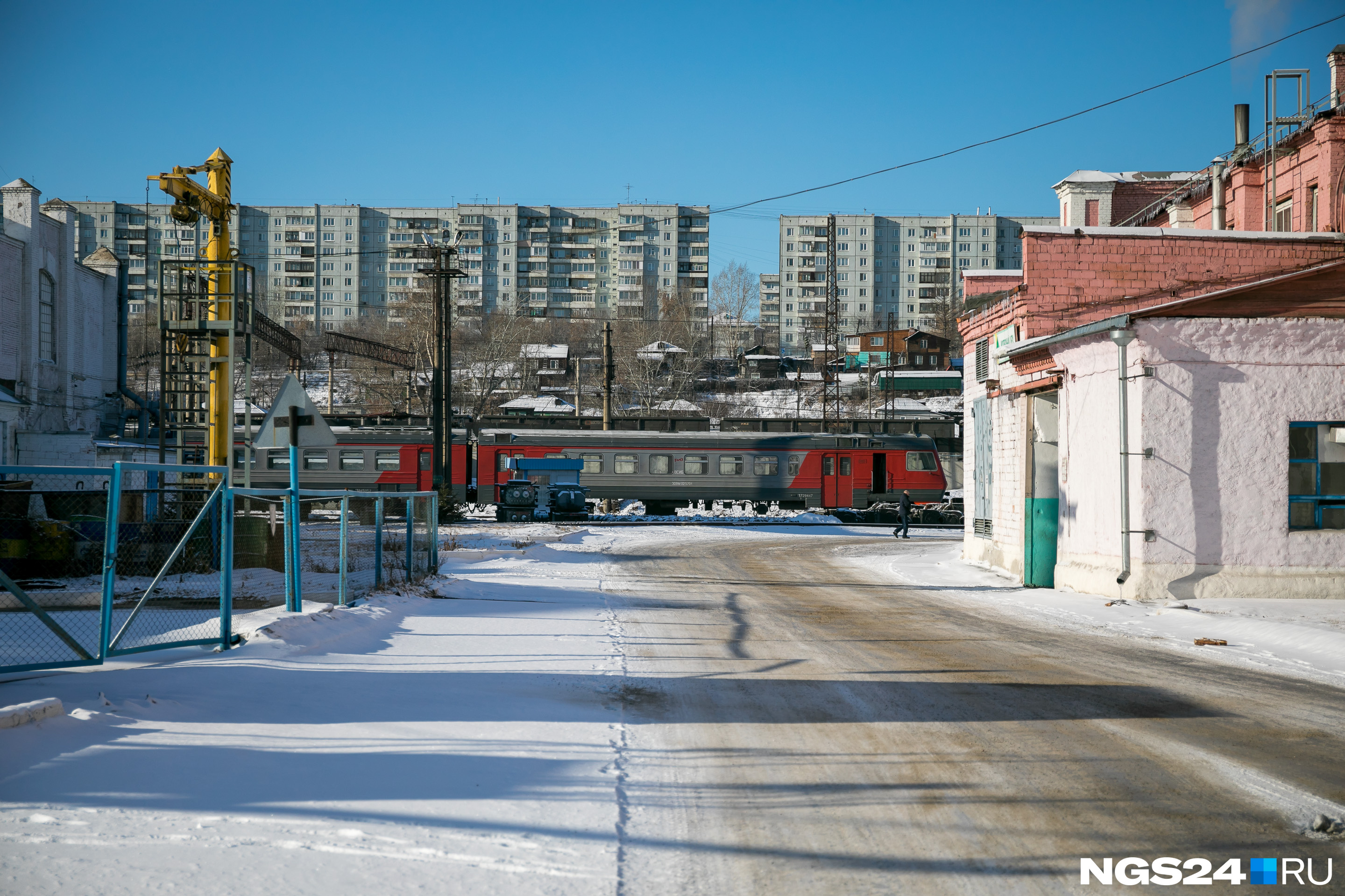 В основном предприятие работает на нужды Красноярской железной дороги. С 2013 года завод принадлежит группе компаний «Афина Паллада»