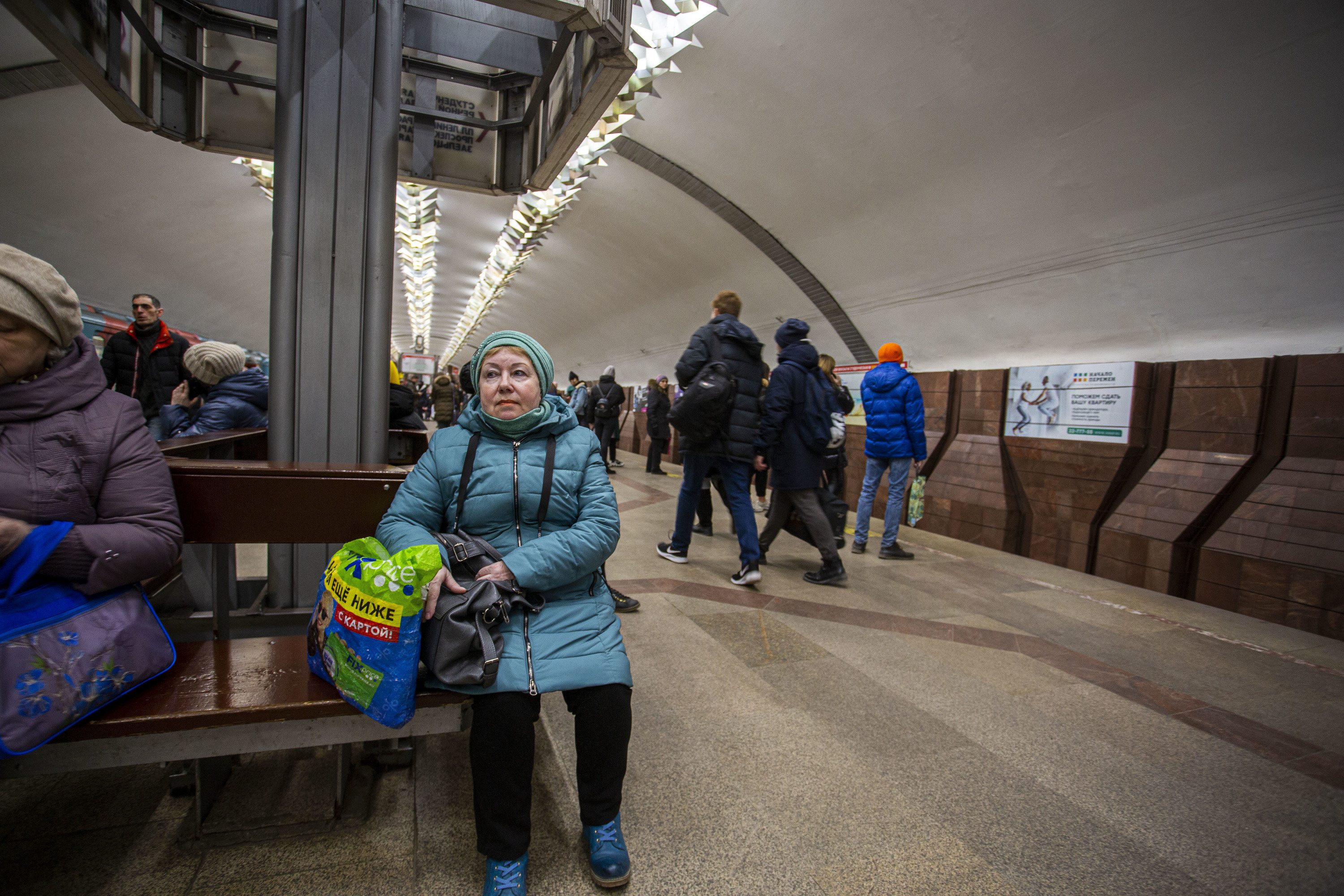 Пенсионеры не только едут в вагонах, но и ждут поезда или своих знакомых на станциях метро, где также собирается немало людей