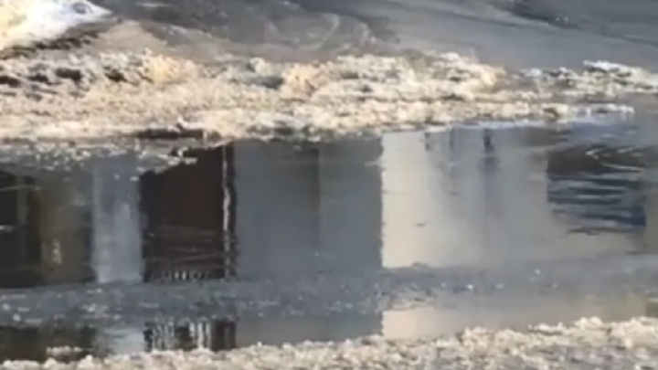 «Машины в замороженные креветки превратятся!»: напротив аквапарка на проспекте Гагарина забил фонтан