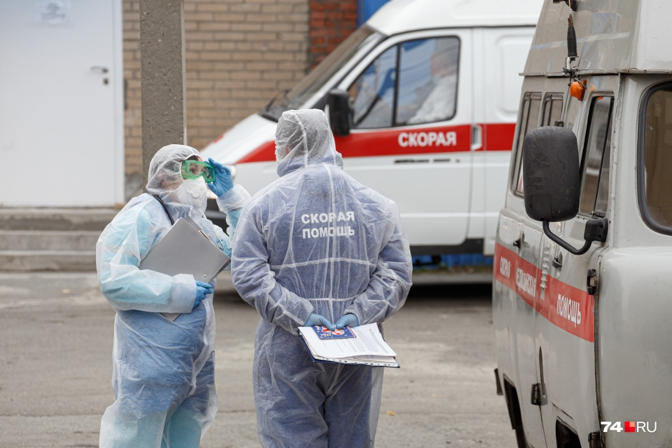 От количества вызовов медики хватаются за голову, а пациентам с ковидными пневмониями приходится днями ждать помощи От количества вызовов медики хватаются за голову, а пациентам с ковидными пневмониями приходится днями ждать помощи