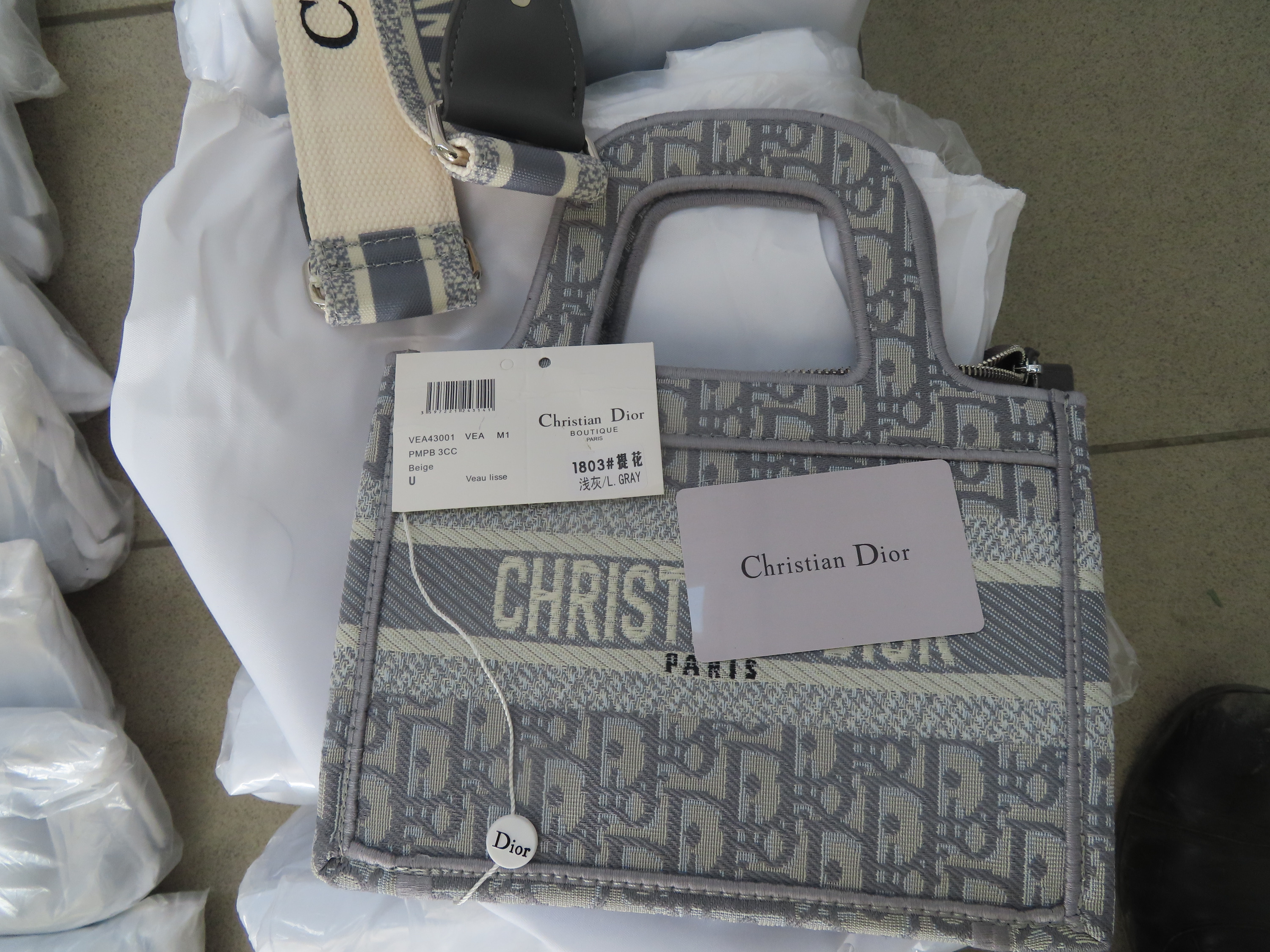 И сумки под брендом Christian Dior