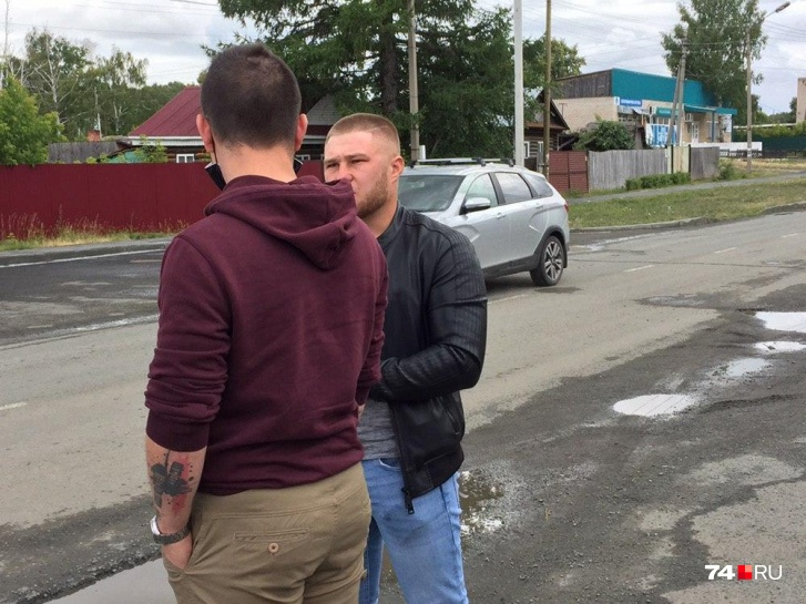 Руслан Имангулов (стоит лицом к фотографу) разговаривает с сыном погибшей Руслан Имангулов (стоит лицом к фотографу) разговаривает с сыном погибшей