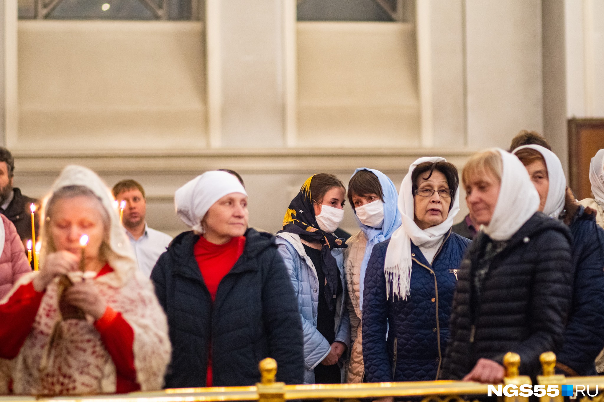 Омск. То, что это фото сделано в 2020 году, выдают две женщины в масках Омск. То, что это фото сделано в 2020 году, выдают две женщины в масках